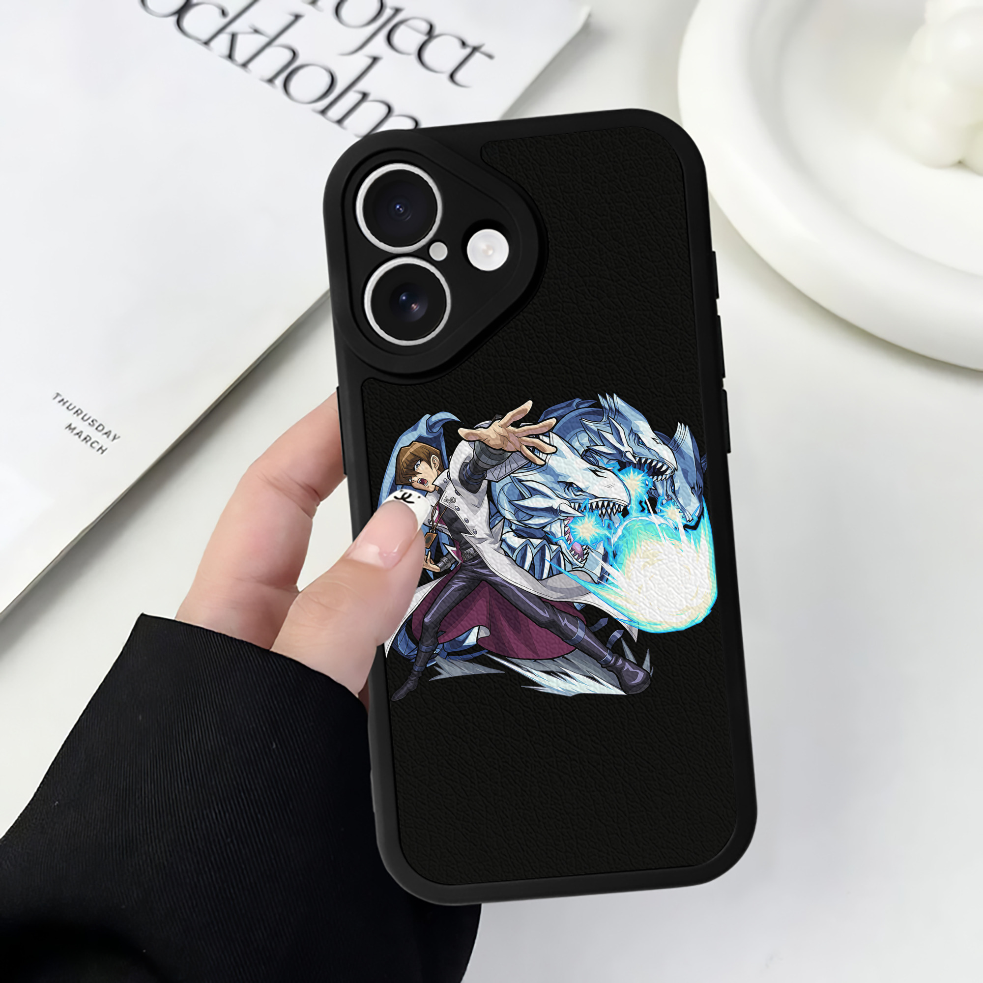 （画像用） 遊☆戯☆王 Yu-Gi-Oh! 【iPhone 16シリーズ対応】シリコンスマホケース（レザー調） 材質：シリコン